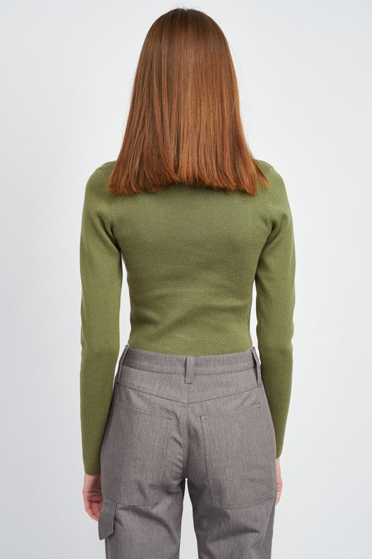 Emory Park TURTLE NECK CROP TOP WITH CUT OUT