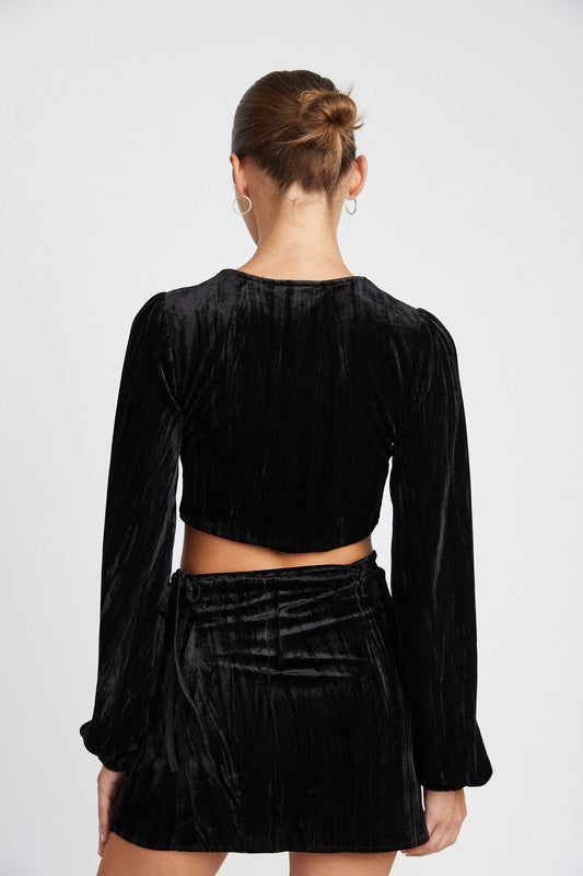 Emory Park LONG SLEEVE KEYHOLE VELVET CROP TOP