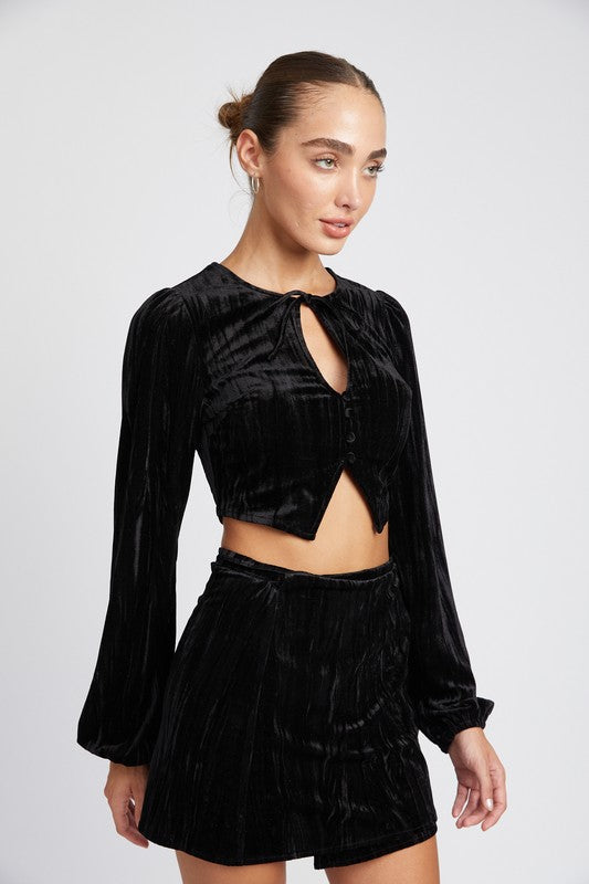 Emory Park LONG SLEEVE KEYHOLE VELVET CROP TOP