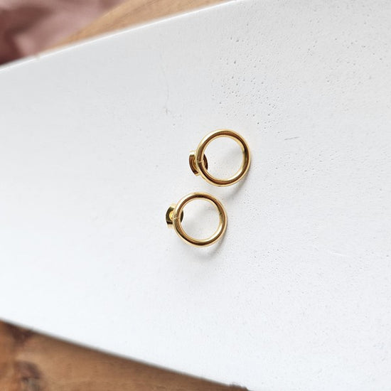 Load image into Gallery viewer, Spiffy &amp;amp; Splendid Luxe Gold Oriana Studs - Medium
